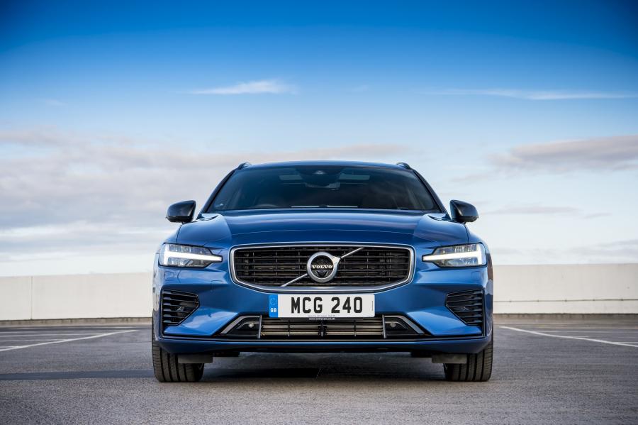  Volvo V60 T8 R-Design 2019 года  (UK) (фото 13 из 32)